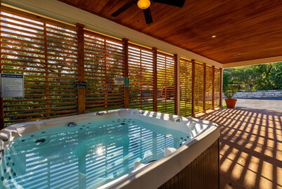 Vista Estate: Luxurious Heatable Pool, Basketball Court, and City Views