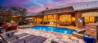 Vista Estate: Luxurious Heatable Pool, Basketball Court, and City Views