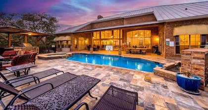 Vista Estate: Luxurious Heatable Pool, Basketball Court, and City Views