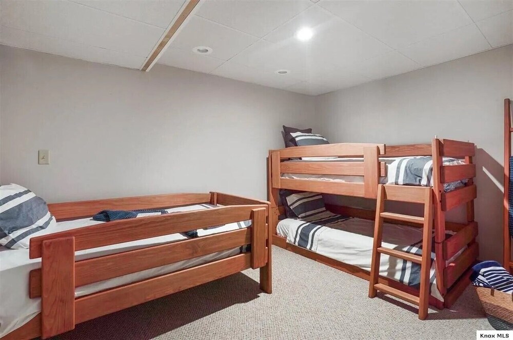 Comfortable Lakefront Home with beautiful dock on Apple Valley Lake