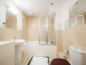Chuveiro, secador de cabelo, toalhas de banho