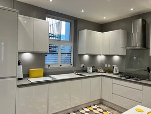 冷蔵庫、電子レンジ、オーブン、食器洗い機