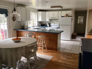 Fridge, microwave, oven, stovetop - Discover Acadia beauty, just a 4-min drive (Tremont)