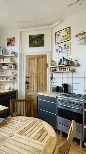 Fridge, oven, stovetop, dishwasher