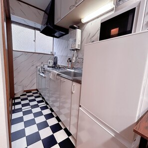 Kjøleskap, mikrobølgeovn, kokeplater og vannkoker