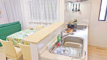 Fridge, microwave, stovetop, cookware/dishes/utensils