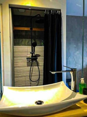 Shower, hair dryer, towels, soap - Beaume d’ataraxie - Studio Apartment Unit 2 (Solignac-sur-Loire)