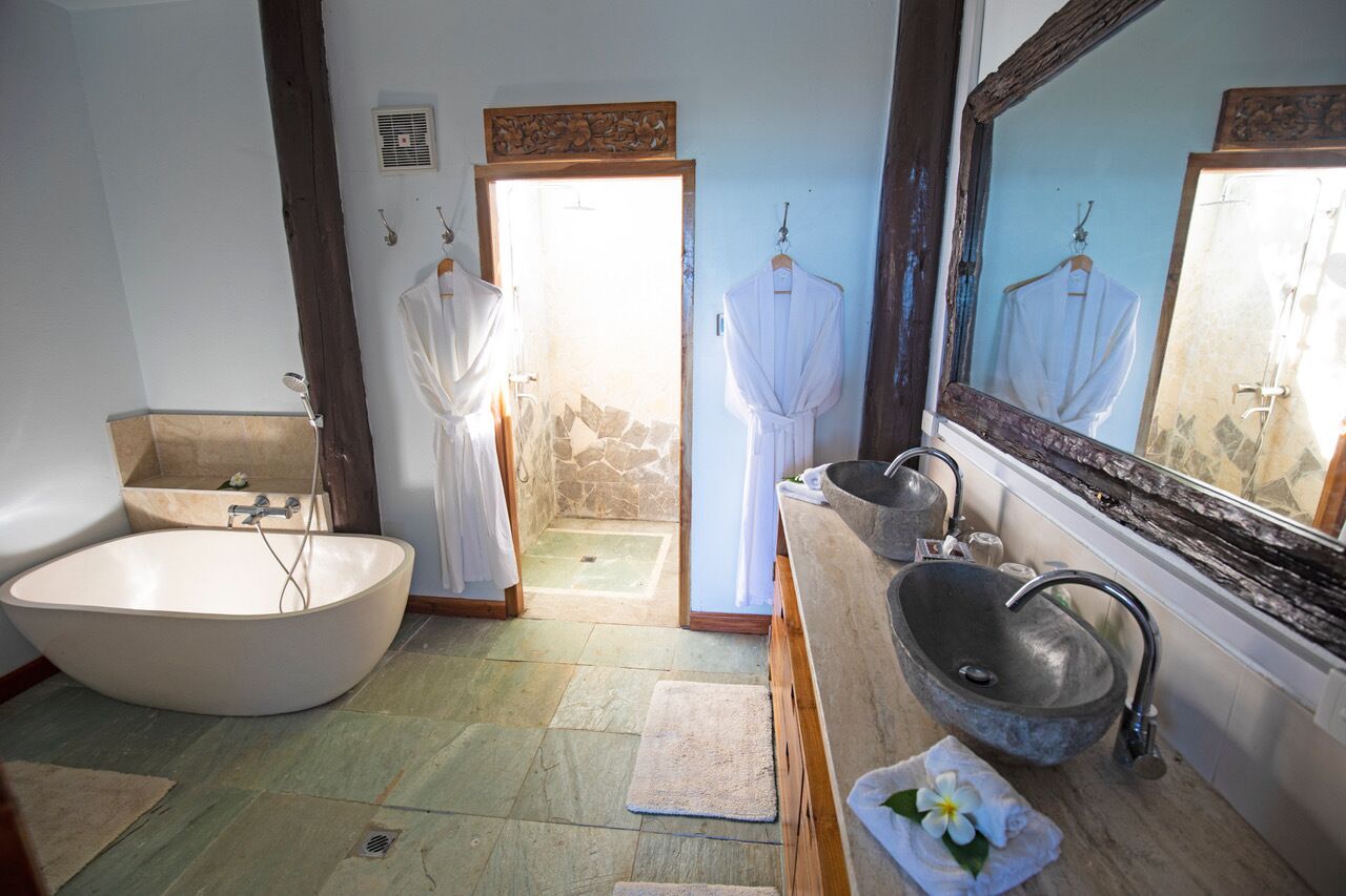 Chalet rustique luxueux | Salle de bain | Peignoirs, savon, shampooing, papier de toilette