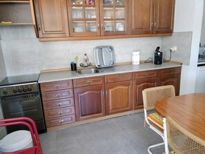 Kühlschrank, Mikrowelle, Ofen, Herdplatte