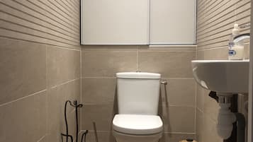 Een douche, een haardroger, handdoeken, zeep