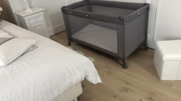 2 camere, una scrivania, ferro/asse da stiro, culla da viaggio