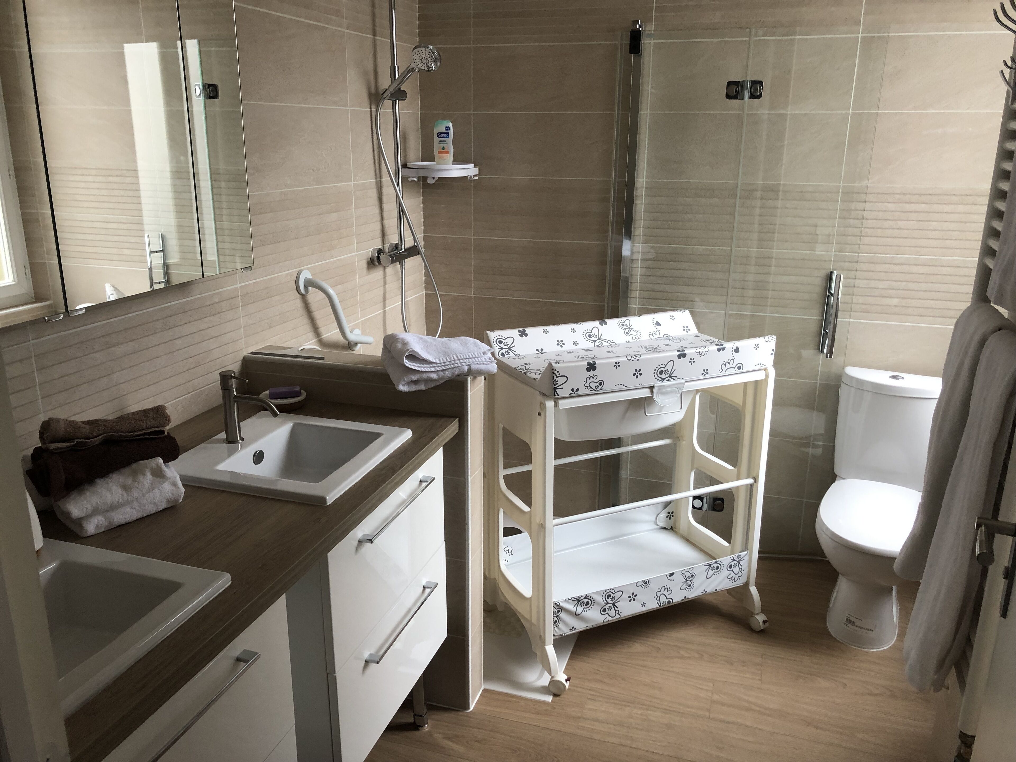 Douche, articles de toilette gratuits, sèche-cheveux