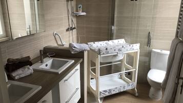 Douche, articles de toilette gratuits, sĂšche-cheveux