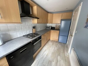 Een koelkast, een magnetron, een oven, een vaatwasser