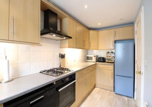 Fridge, microwave, oven, dishwasher - Stunning, stylish, peaceful house near Station (Cambridge)