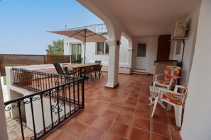 Outdoor dining - La Jacaranda Apartment, Sea Views, Games Room and Private Pool (Mijas)