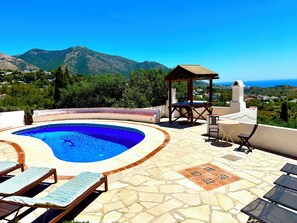 Outdoor pool - La Jacaranda Apartment, Sea Views, Games Room and Private Pool (Mijas)