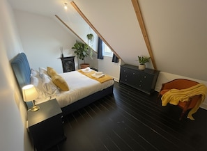 3 bedrooms, desk, iron/ironing board, WiFi
