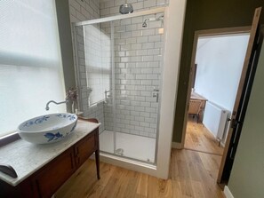 Hair dryer, towels, toilet paper - Elegant City Centre 3-bed Apartment on Mill Rd (Cambridge)