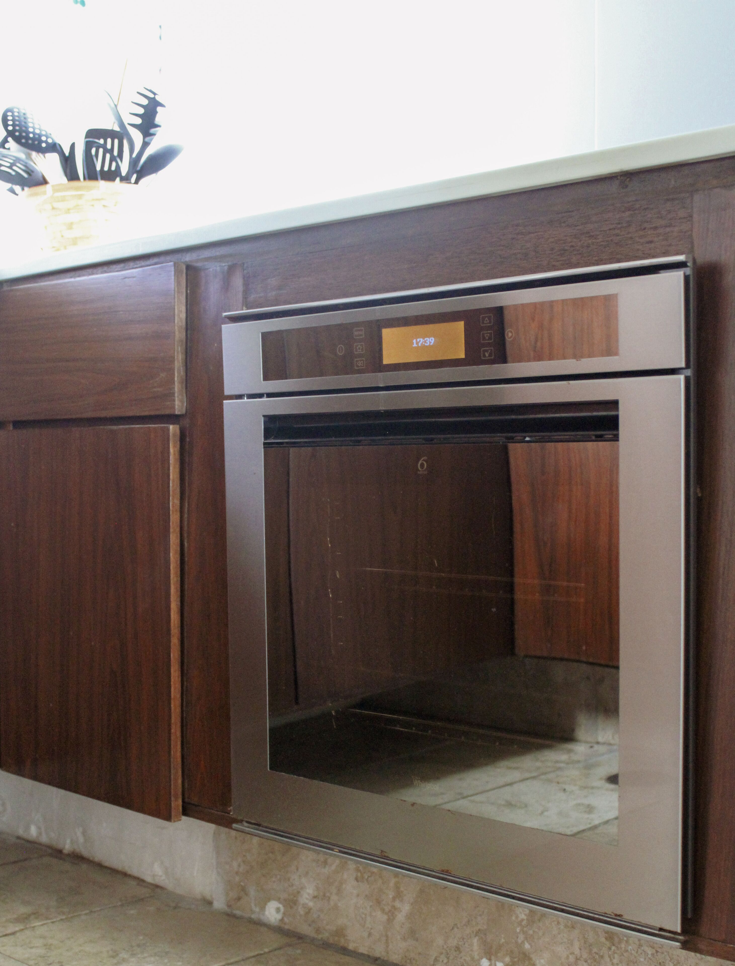 Un horno de acero inoxidable con un reloj digital que muestra las 17:39.