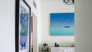 Deluxe Suite | Ruang tamu | 32 inci televisyen LCD dengan kabel 