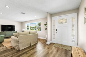 2 bedrooms, desk, iron/ironing board, Internet - Heated Pool Hot tub Clearwater Dunedin Pet Friendly (Clearwater)