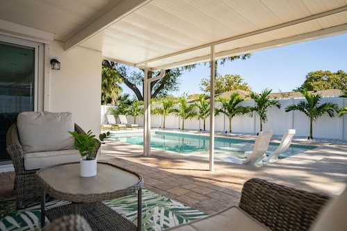 Heated Pool Hot tub Clearwater Dunedin Pet Friendly