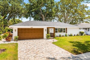 2 bedrooms, desk, iron/ironing board, Internet - Heated Pool Hot tub Clearwater Dunedin Pet Friendly (Clearwater)