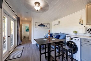 Suite | 2 bedrooms, Internet - Tiny House 2 5 hrs NYC and Boston Waterfront Wifi (Nassau)