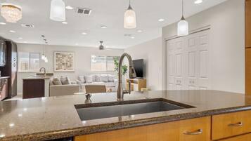 3 bedrooms, Internet