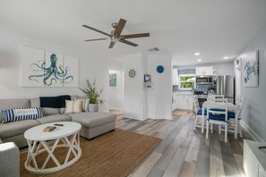 Interior - Heated Pool Hot tub Close to Beach Pet Friendly (Indian Rocks Beach)