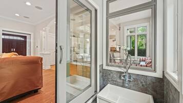 House | 6 bedrooms, Internet