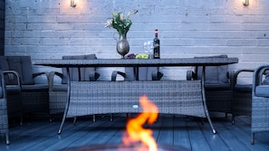 Outdoor dining - Ryans Roundstone Retreats Islandview (Roundstone)