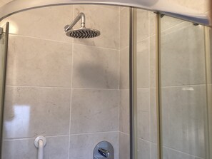 Douche, séchoir à cheveux, serviettes fournies, savon