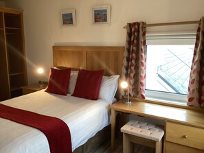 6 habitaciones, tabla de planchar con plancha, wifi y ropa de cama