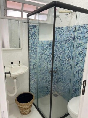 Premium kamer | Badkamer | Een douche, een regendouche, handdoeken, toiletpapier