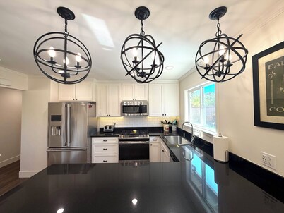 3bd/2ba Remodeled Luxury Home + Steam Shower!