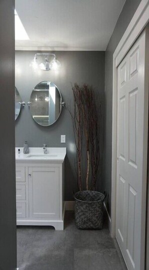 Interior - 3bd/2ba Remodeled Luxury Home + Steam Shower! (Concord)