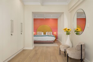 4 quartos, escrivaninha, ferros/tábuas de passar roupa