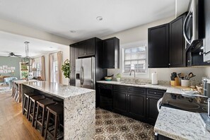 Réfrigérateur, four à micro-ondes, un four, surface de cuisson