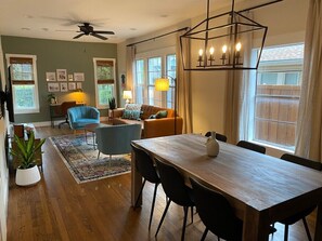 Interior - This triplex is a 2 bedroom(s), 2 bathrooms, located in Dallas, TX. (Dallas)