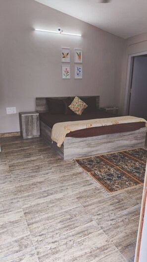 4 quartos, ferros/tábuas de passar roupa, roupa de cama