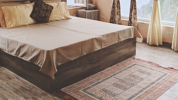 4 bedrooms, iron/ironing board, bed sheets