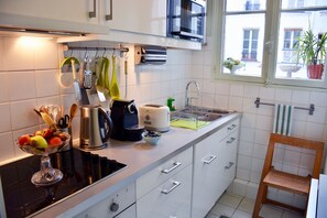 Kjøleskap, mikrobølgeovn, ovn og oppvaskmaskin