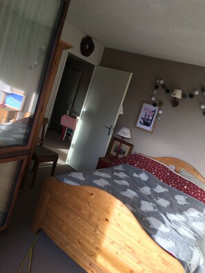 2 chambres, fer et planche à repasser, draps fournis