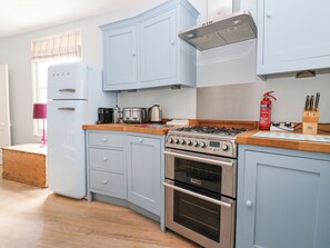 Cottage | Private kitchen | Dishwasher, cookware/dishes/utensils