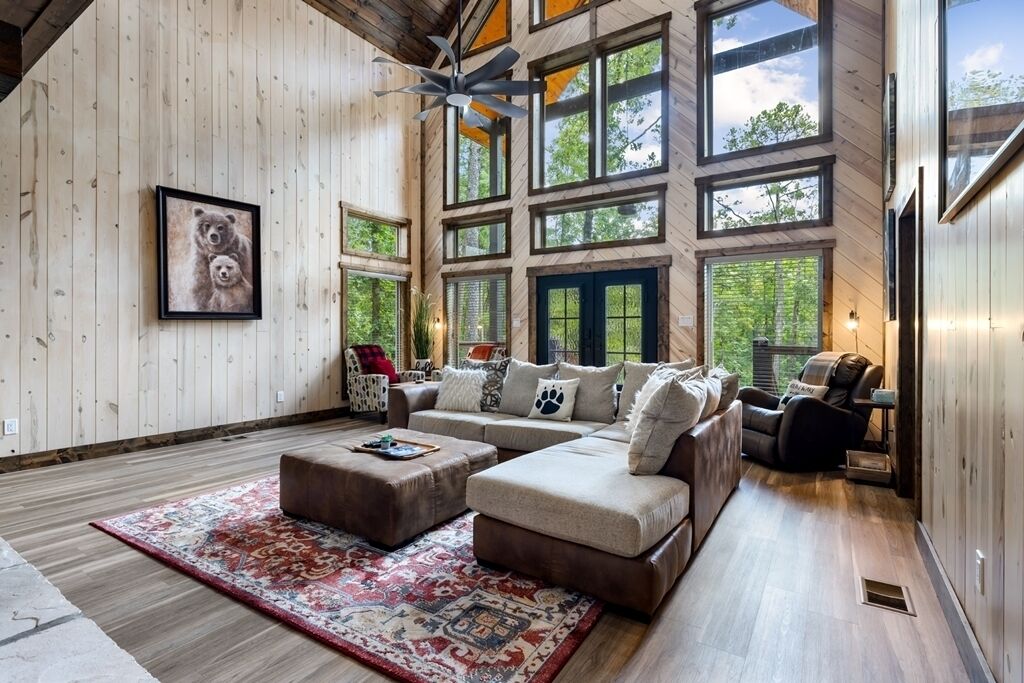 Smart-tv, een open haard en een tafeltennistafel