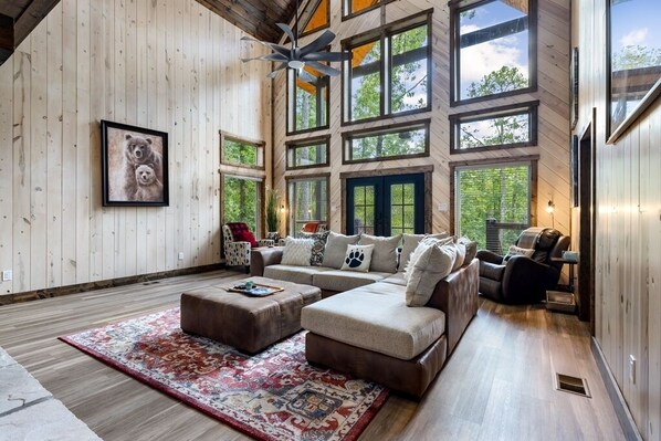 Smart-TV, Kamin, Tischtennisplatte