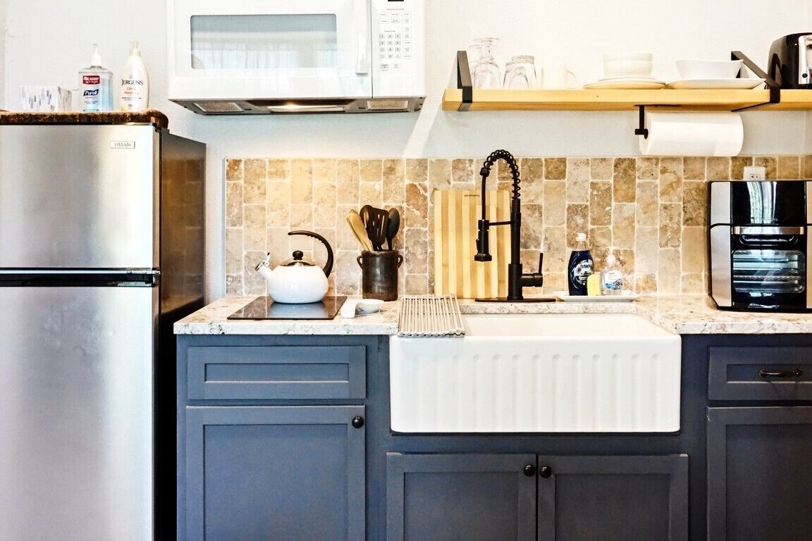 Frigorífico, microondas, placa de cocina y cafetera o tetera