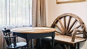 A round table with two woven placemats, a wooden chair with a curved backrest, and a rustic wooden bench. - 1BR near St. Anthony — comfortable base for nurses and medical stays in OKC (Oklahoma City)